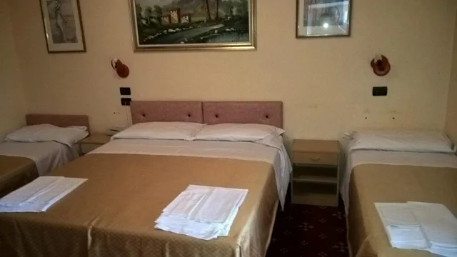غرفة رباعية، Hotel Parigi 2/3