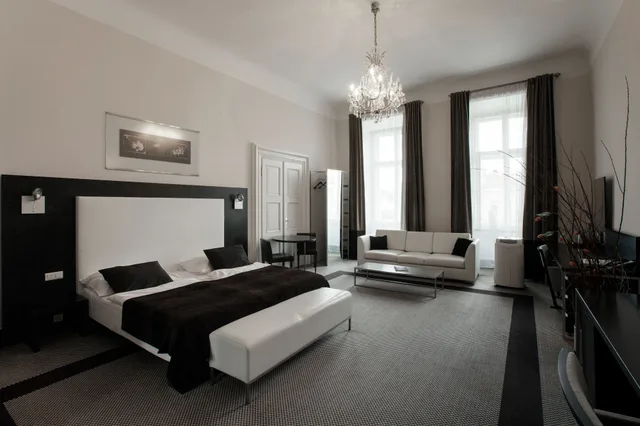 غرفة تنفيذية بسرير كينج بشرفة مع أريكة، Old Town Square Residence by Emblem 2/7