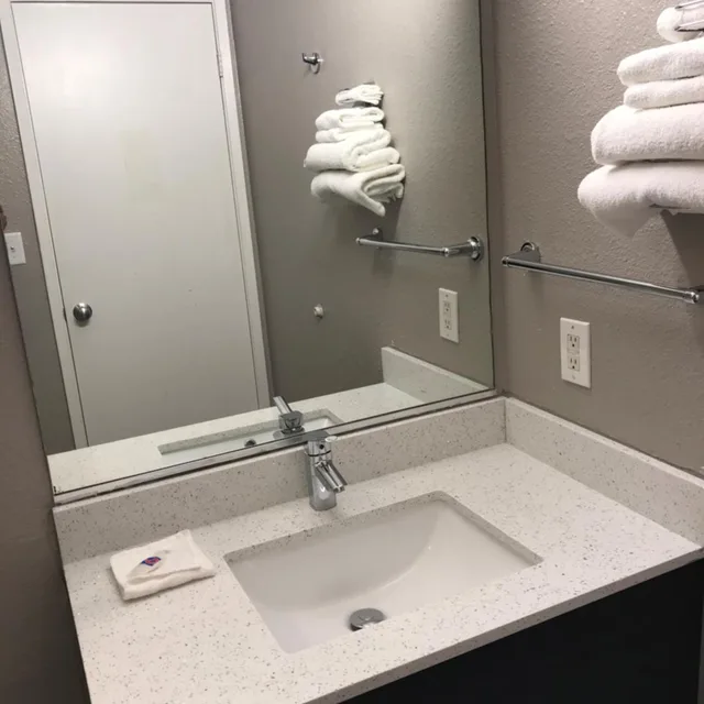 2 Full Beds Non-Smoking, Micfridge، Motel6 Fort Wayne, IN 5/8