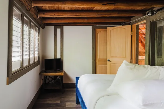 Tahoma Cabin (1 King Bed + 1 Queen Bed), Alta Crystal Resort by Gravity Haus 2/6