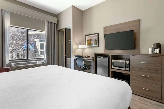 غرفة قياسية بسرير كينج لذوي الإعاقة، Best Western Plus At La Crescent Event Center 2/7