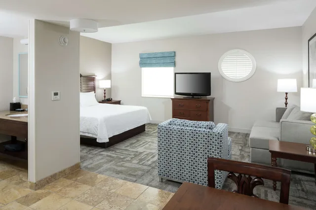 استوديو بسرير كينج مع أريكة بمطبخ صغير لذوي الإعاقة، Hampton Inn New Smyrna Beach 5/9
