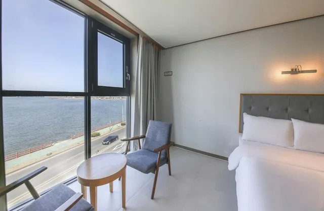 Ocean, Queen Bed, Small، Sunrise Hotel Sungsan 3/4