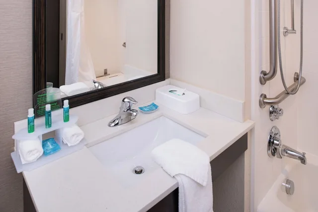 جناح بسريرين كوين لذوي الإعاقة، Holiday Inn Express Suites Monroe 2/4