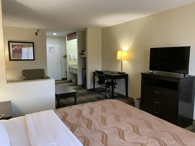 غرفة قياسية بسرير كينج للمدخنين، Quality Inn Montgomery South 2/3