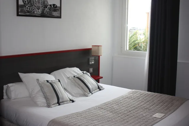 غرفة بسرير مزدوج بإطلالة على المسبح في طابق منخفض، Hotel La Citadelle 6/8