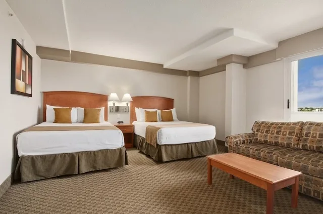 غرفة ديلوكس بسريرين كوين بشرفة، Ramada By Wyndham Edmonton South 2/6