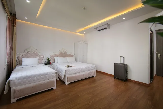 Oriental, Triple, 1 Double and 1 Single Bed, City or Lake View، Kingly Hotel 4/6