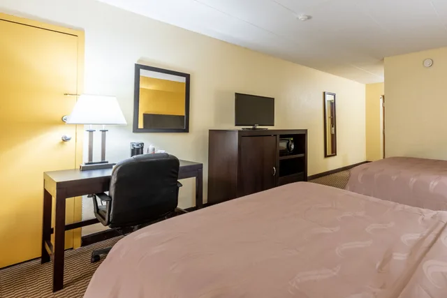 غرفة بسريرين مزدوجين لذوي الإعاقة، Quality Inn & Suites Cincinnati Uptown Norwood 3/4