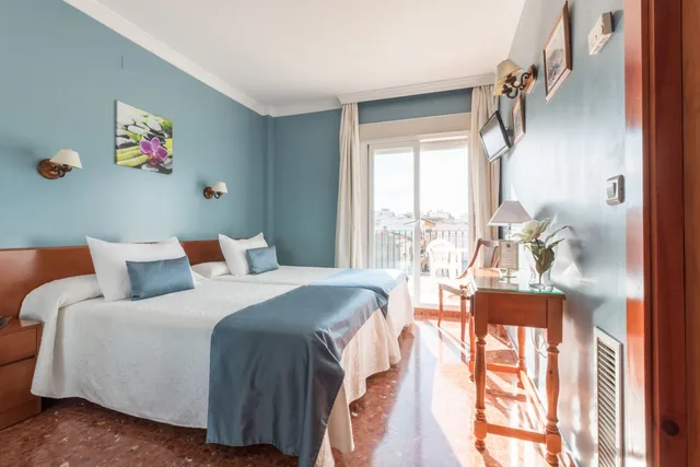 غرفة بسريرين منفصلين بشرفة، Hotel Romerito 4/9