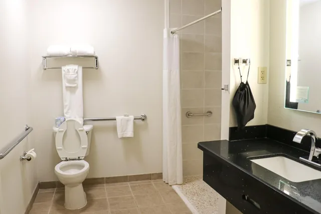غرفة بسرير كينج بحوض استحمام لذوي الإعاقة، Ramada By Wyndham Del Rio 3/6