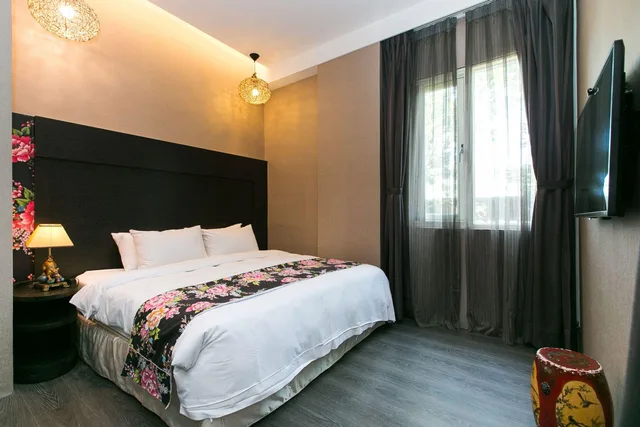 غرفة أساسية بسرير كينج وسرير كوين بحوض استحمام، Pokara Resort 1/2