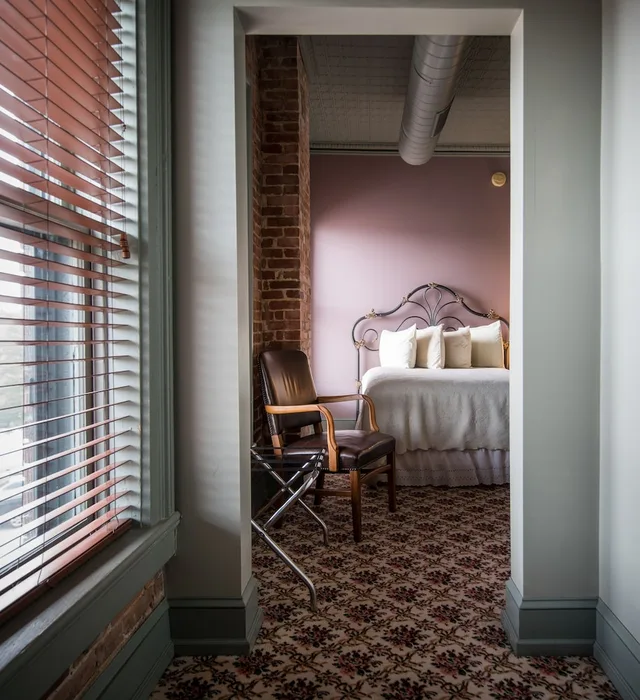 غرفة تنفيذية بسريرين كوين، The Blackhawk Hotel 3/3