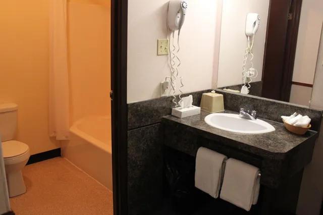 Room, King Bed, Exterior Entrance، Travelodge By Wyndham Brandon 6/6