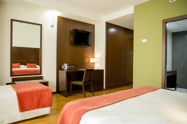 Room, Double and Twin Beds, Two Extra Beds، Hospedium Valles de Gredos Golf 5/7