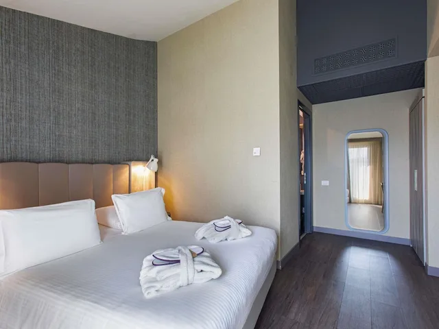 غرفة بريفيليج بسرير كينج بشرفة مع أريكة، MERCURE FIRENZE CENTRO 1/10