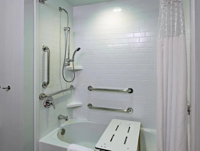 جناح بسرير كينج مع أريكة لذوي الإعاقة، Hampton Inn and Suites Claremore Ok 6/6