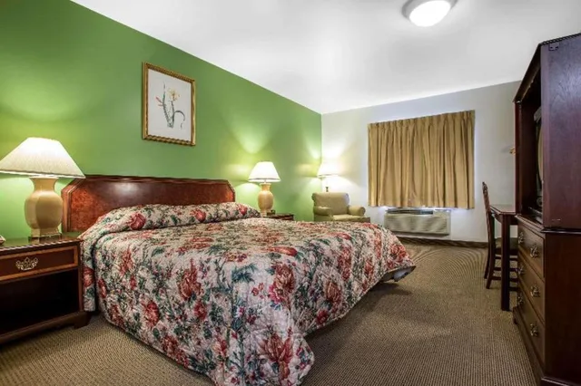 غرفة بسرير كينج لذوي الإعاقة، Passport Inn Paradise PA 2/4