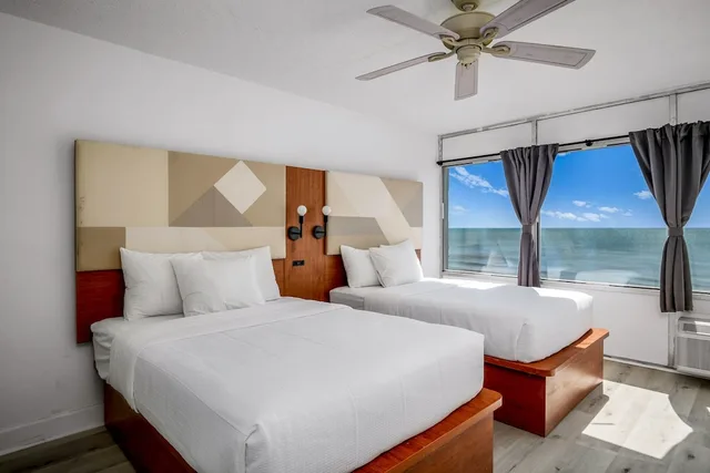 2 Bedrooms, Deluxe, Penthouse, Ocean View, Kitchen, The Waves Hotel at Myrtle Beach 2/3