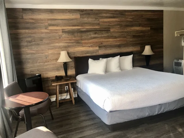 غرفة بسرير كينج يُسمح فيها بالحيوانات الأليفة، Inn By the Bay Monterey 5/9