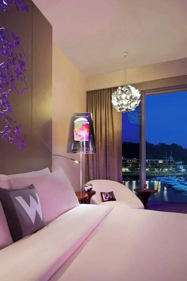 غرفة بريميير بسريرين كوين بإطلالة على المرسى بشرفة، W Singapore Sentosa Cove 6/9