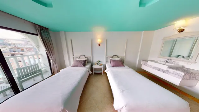 Standard, The Verandah Hotel 2/2