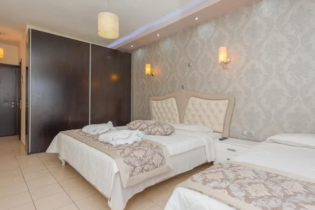 غرفة سوبيريور بسرير كوين وسرير فردي بإطلالة جزئية على البحر، Maranton Beach Hotel 4/7