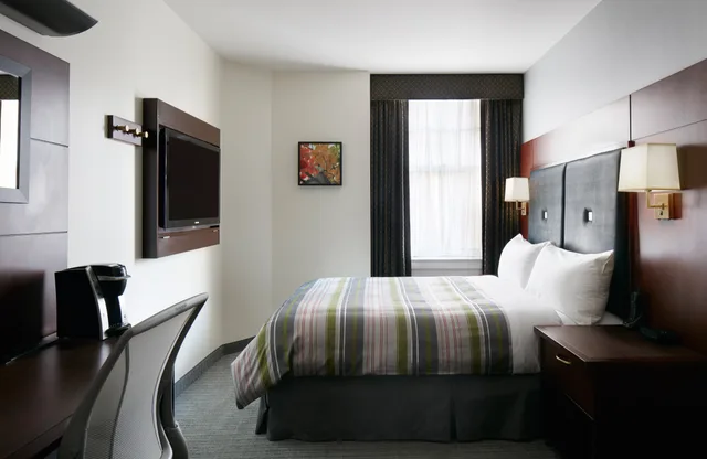 Club, Double Bed, Club Quarters Hotel Downton Houston 1/2
