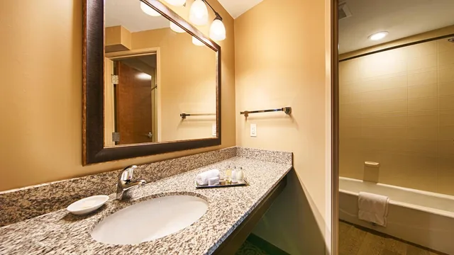 جناح بسريرين كوين وسرير كوين بشرفة مع أريكة، Best Western Plus Intercourse Village Inn & Suites 5/6