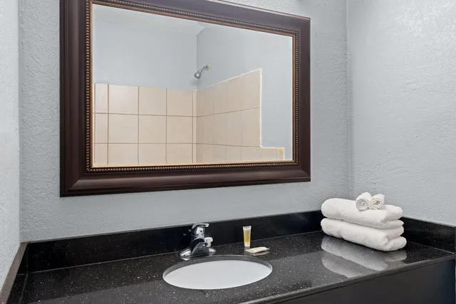 غرفة بسرير كينج لذوي الإعاقة، Super 8 by Wyndham Fort Wayne 6/7