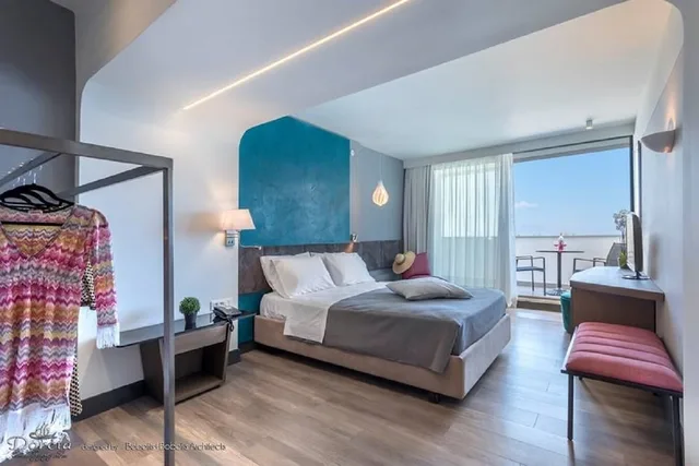 غرفة أساسية رباعية بسرير كوين وسريرين منفصلين بإطلالة على الحديقة، DORETA BEACH RESORT 1/3