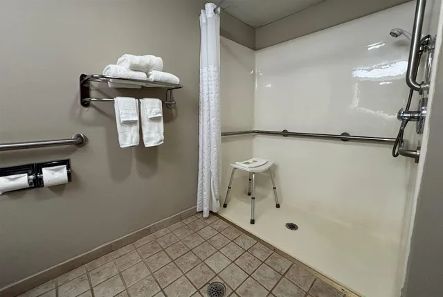 غرفة بسرير كينج لذوي الإعاقة، Super 8 by Wyndham Grayville 8/8