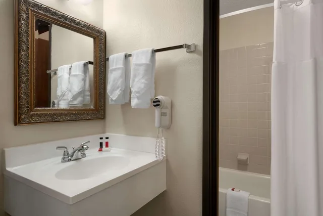 غرفة قياسية بسرير كوين، Days Inn by Wyndham Fort Collins 4/6
