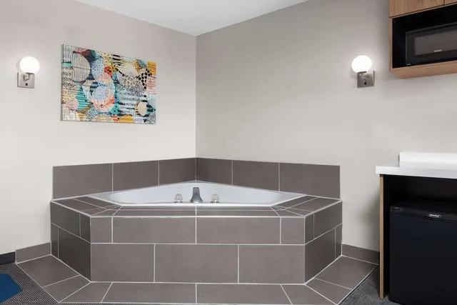 جناح بسرير كوين بحوض جاكوزي، Microtel Inn Suites by Wyndham Rapid City 5/5