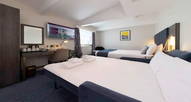 غرفة عائلية بسريرين مزدوجين، Dover Marina Hotel & Spa, Tapestry Collection by Hilton 1/3