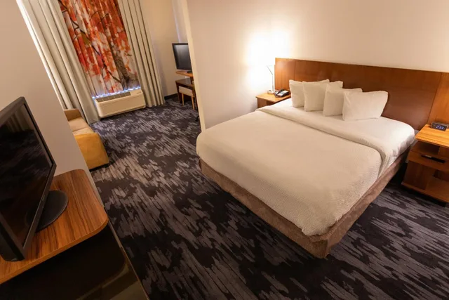 غرفة بسرير كينج مع أريكة، Fairfield Inn & Suites by Marriott Athens I-65 1/5