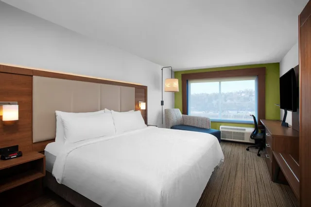 غرفة بسرير كينج في الطابق الأرضي، Holiday Inn Express Charleston-Civic Center 1/4