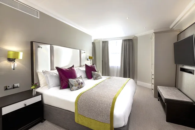 غرفة بريميوم عائلية، St James Court A Taj Hotel 1/3