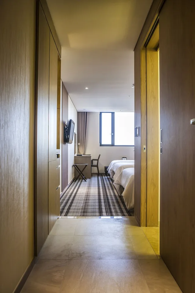 Room, Triple, Double and Twin Beds, Hamilton Hotel 4/6