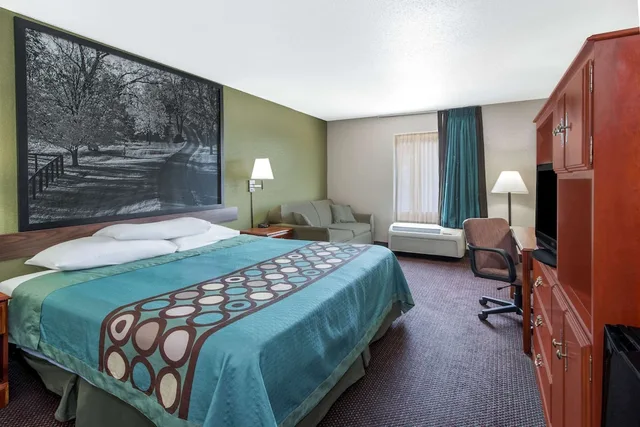 غرفة بسرير كينج لذوي الإعاقة، Super 8 by Wyndham Shepherdsville / Louisville South I65 4/10