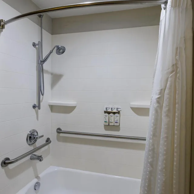 غرفة ديلوكس بسرير كينج بحوض استحمام لذوي الإعاقة، Holiday Inn Express Hotel And Suites Shelbyville Indianapolis 4/4