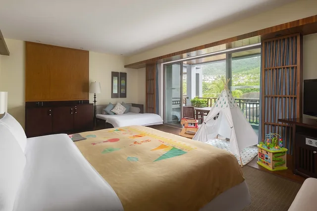 غرفة بريميوم عائلية بسرير كينج بإطلالة على الحديقة بشرفة مع أريكة، Le Meridien Shimei Bay Beach Resort & Spa 9/10