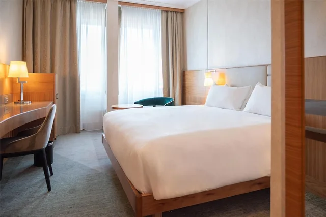 Guest Room, King Bed, Hilton Milan Hotel 9/13