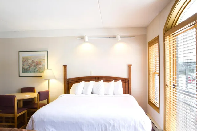 Room, 2 Queen Beds, The Vintage Hotel 2/7