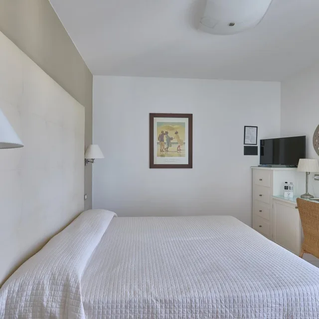 غرفة بسرير مزدوج أو سريرين منفصلين بإطلالة جزئية على البحر، Le Soleil Hotel 1/6