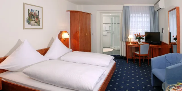 غرفة قياسية بسرير كوين، HOTEL WÜRTTEMBERGER HOF 8/10