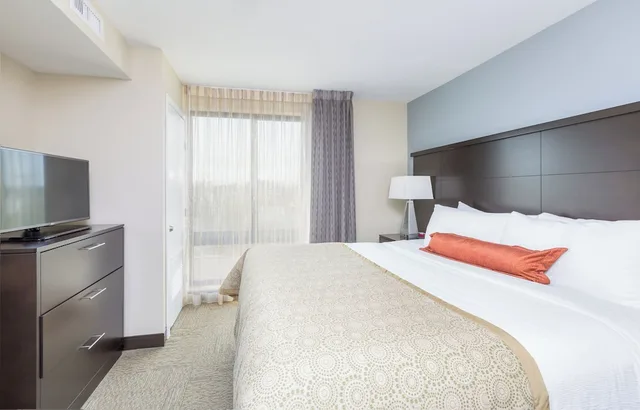 جناح بسرير كينج بغرفة نوم واحدة بمطبخ لذوي الإعاقة، Staybridge Suites Seattle Fremont 1/2