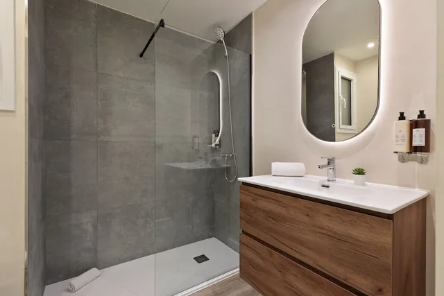3 Bedrooms, Deluxe, Apartment, 4 Beds, Beach Front, Sea View, Sofa، Sitges Group Ribera 5/6