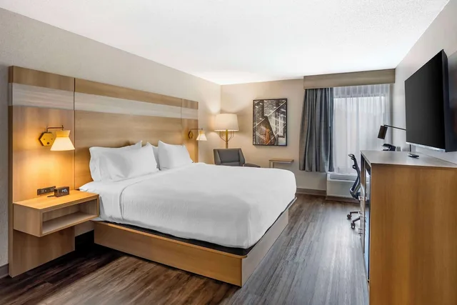 غرفة قياسية بسرير كينج بحوض جاكوزي، Best Western Plus Heritage Rail Inn & Suites 1/10