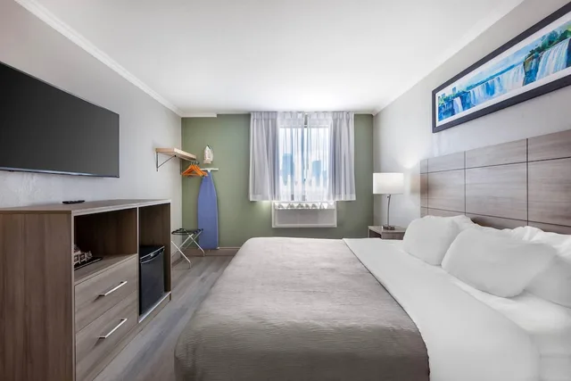 Exterior, Suite, King Bed, No Elevator, Sofa، Quality Inn and Suites Niagara Falls ON 1/8